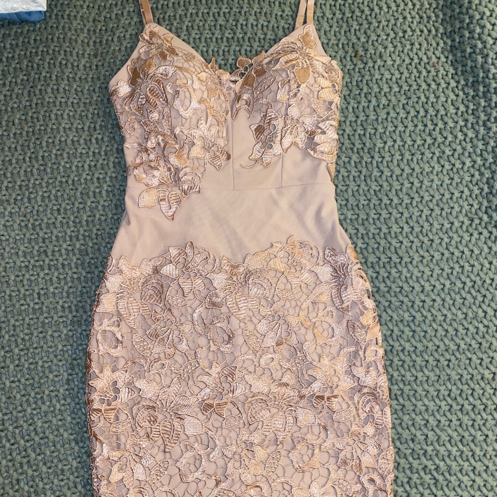 Windsor pink floral dress, size small, hugs and forms body, mid thigh